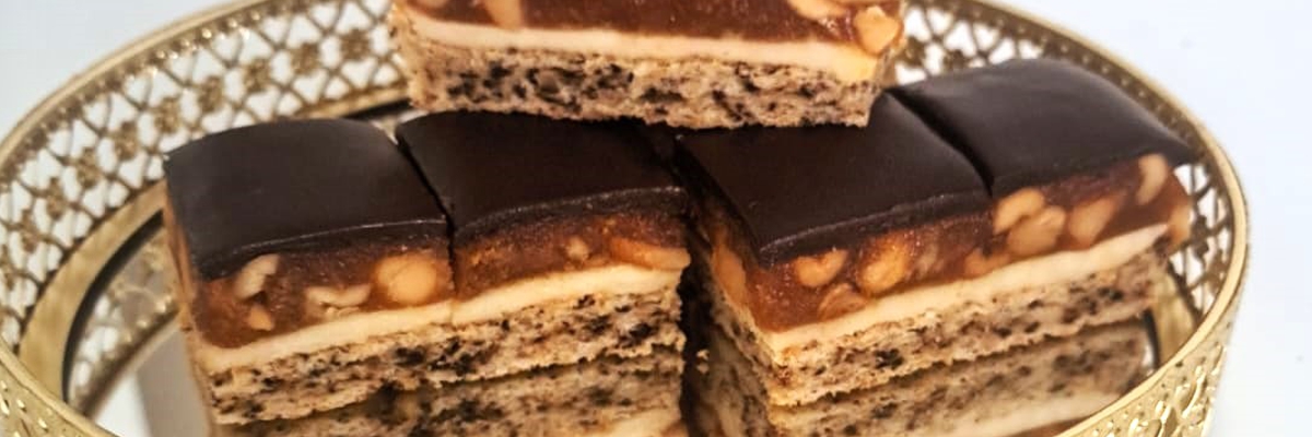 Prăjitura Snikers – Dulce și Bun by Gabi